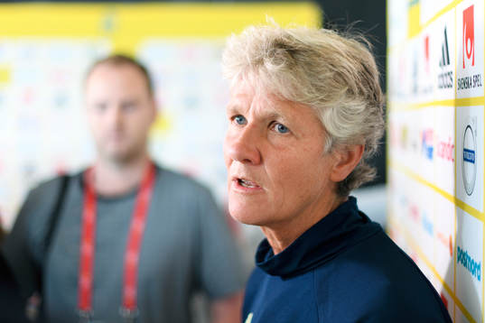 Förbundskapten Pia Sundhage blir intervjuad på en