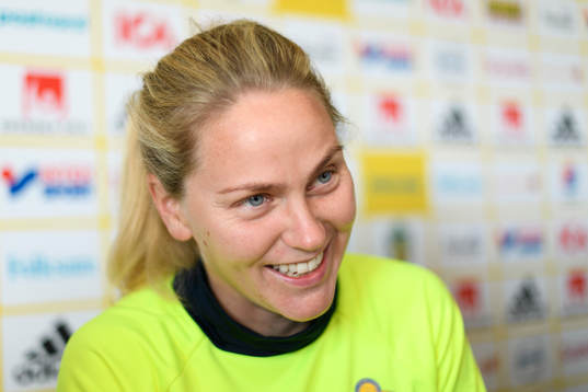 Lisa Dahlkvist blir intervjuad på en pressträff med det