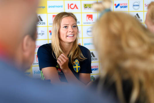 Fridolina Rolfö blir intervjuad på en pressträff med det