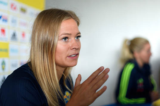 Fridolina Rolfö blir intervjuad på en pressträff med det