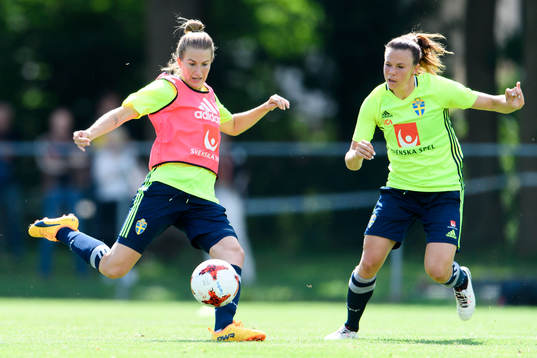 Emma Berglund och Jessica Samuelsson på en träning med