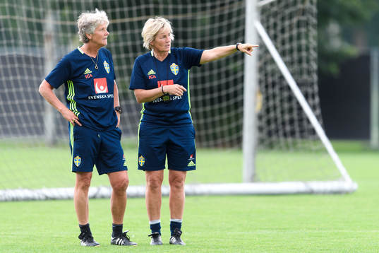 Förbundskapten Pia Sundhage och assisterande