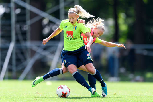 Hanna Glas närkamp med Julia Spetsmark på en träning med