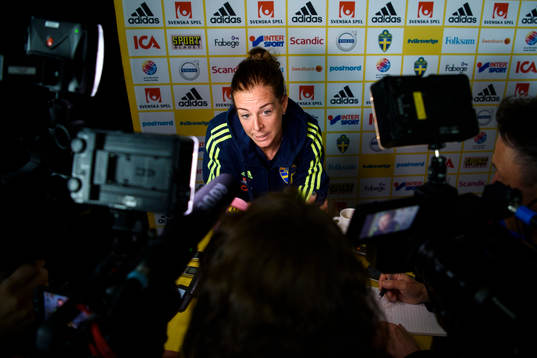 Lotta Schelin blir intervjuad på en pressträff med det