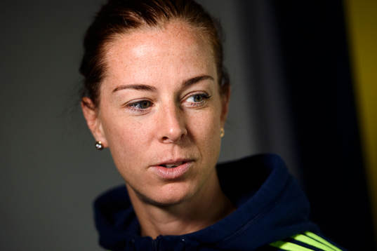 Lotta Schelin blir intervjuad på en pressträff med det