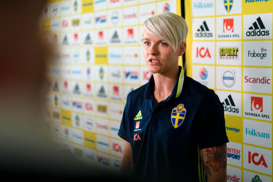 Nilla Fischer blir intervjuad på en pressträff med det