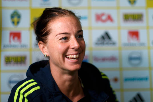 Lotta Schelin blir intervjuad på en pressträff med det