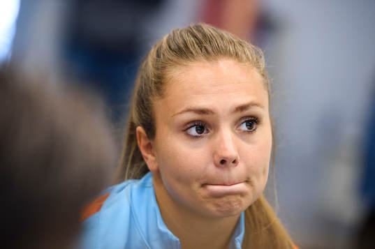 Lieke Martens blir intervjuad på en pressträff med det
