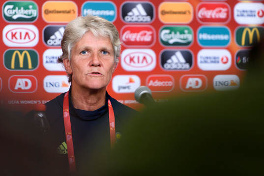 Förbundskapten Pia Sundhage på en presskonferens med det