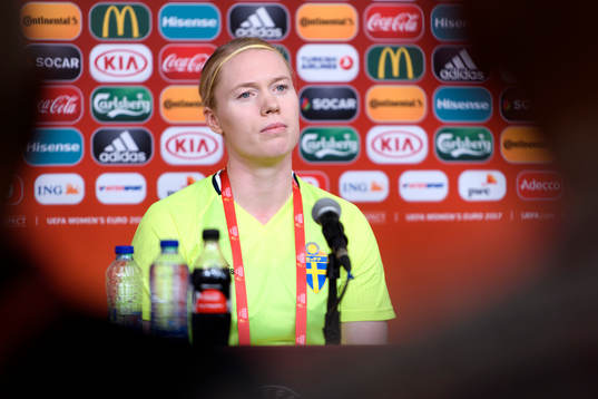Målvakt Hedvig Lindahl på en presskonferens med det