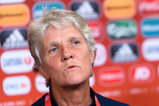 Förbundskapten Pia Sundhage på en presskonferens med det