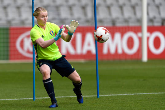 Målvakt Hedvig Lindahl på en träning med det svenska