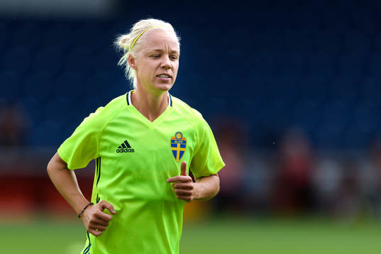 Caroline Seger på en träning med det svenska landslaget