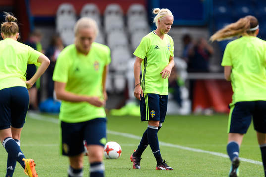 Caroline Seger på en träning med det svenska landslaget