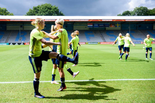 Målvakt Hedvig Lindahl på en träning med det svenska