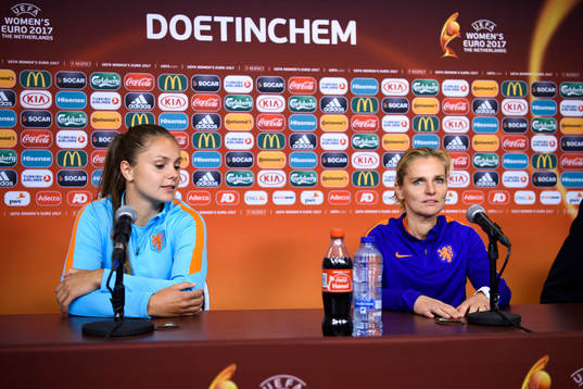Lieke Martens och förbundskapten Sarina Wiegman på en