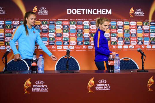 Lieke Martens och förbundskapten Sarina Wiegman på en