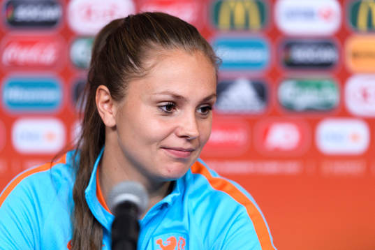 Lieke Martens på en presskonferens med det holländska