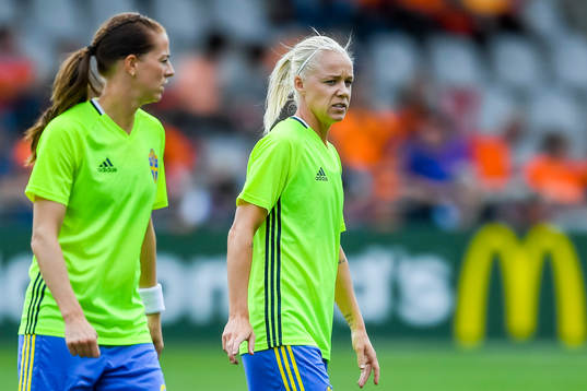 Sveriges  Lotta Schelin och Caroline Seger  före