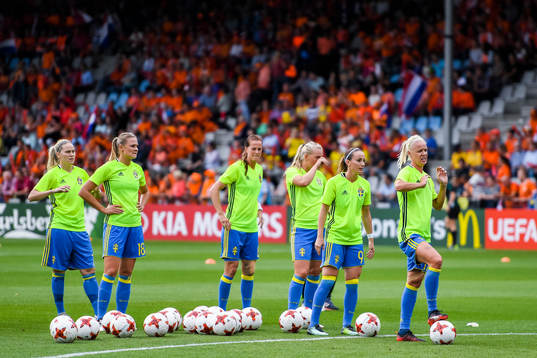 Sveriges spelare före  kvartsfinalen mellan Holland och