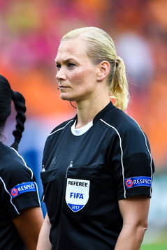 Domare Bibiana Steinhaus före kvartsfinalen mellan Holland
