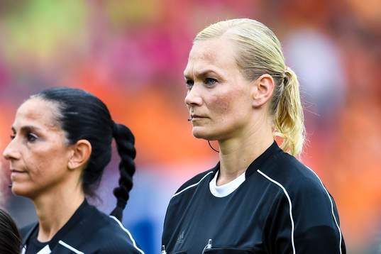 Domare Bibiana Steinhaus före kvartsfinalen mellan Holland