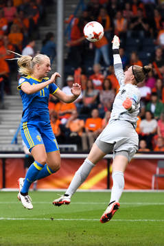 Sveriges Stina Blackstenius och Hollands målvakt Sari van