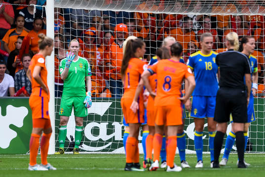 Sveriges målvakt Hedvig Lindahl förbereder muren