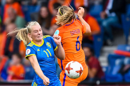 Sveriges Stina Blackstenius och Hollands Anouk Dekker i