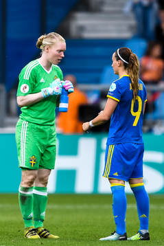 Sveriges målvakt Hedvig Lindahl samtalar med Kosovare