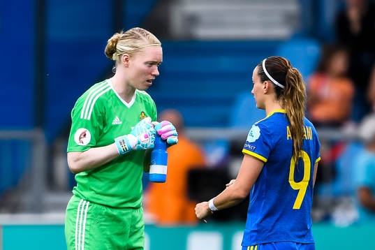 Sveriges målvakt Hedvig Lindahl samtalar med Kosovare