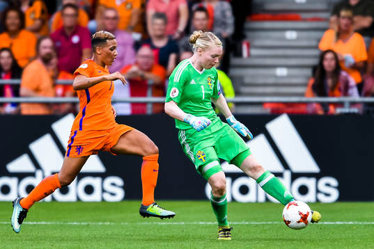 Hollands Shanice van de Sanden och Sveriges målvakt Hedvig