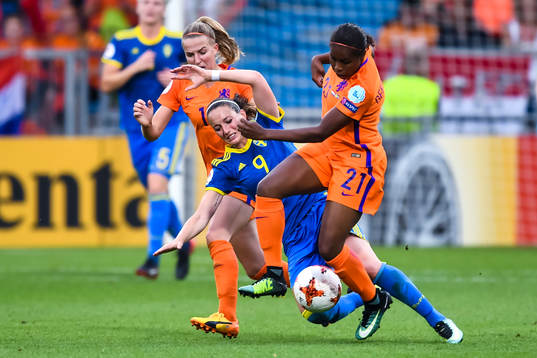 Sveriges Kosovare Asllani och Hollands Lineth Beerensteyn i