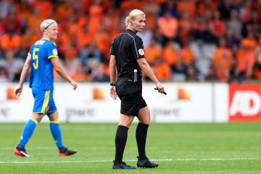 Domare Bibiana Steinhaus i kvartsfinalen mellan Holland och