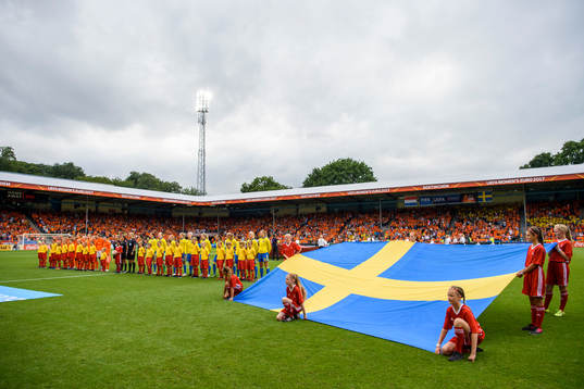 Hollands och Sveriges spelare vid lieup innan kvartsfinalen