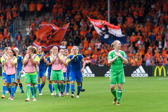 Sveriges målvakt Hedvig Lindahl tackar publiken