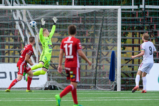 Täfteås Mattias Lidberg gör 3-2 bakom Piteås målvakt