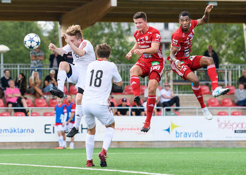 Piteås Joel Edström nickar bollen mot mål