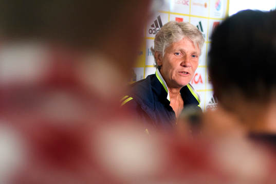 Förbundskapten Pia Sundhage blir intervjuad på en