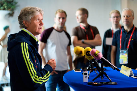 Förbundskapten Pia Sundhage blir intervjuad på en