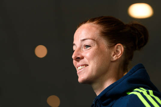 Lotta Schelin blir intervjuad på en pressträff med det