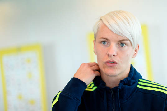 Nilla Fischer blir intervjuad på en pressträff med det