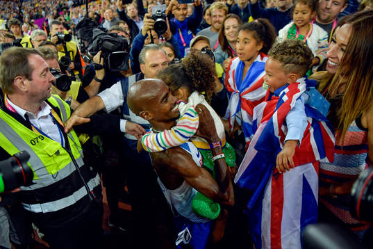 Storbritanniens Mo Farah med familj jublar
