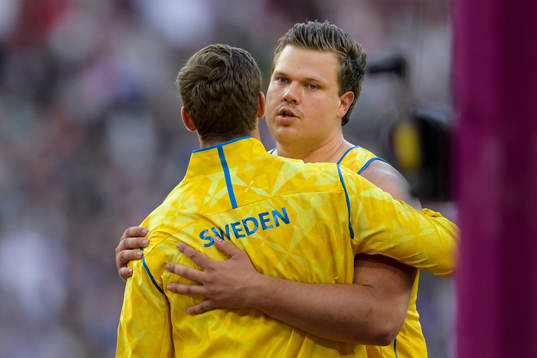 Sveriges Daniel Ståhl kramar om Simon Petersson