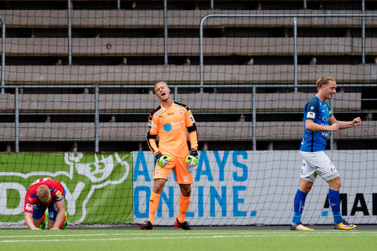 Helsingborgs Peter Larsson och målvakt Pär Hansson deppar