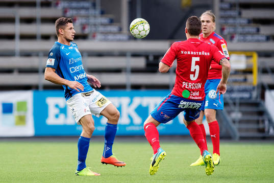 Norrbys Gzim Istrefi och Helsingborgs Johan Persson i kamp