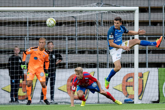 Norrbys Gzim Istrefi nickar framför Helsingborgs Viktor