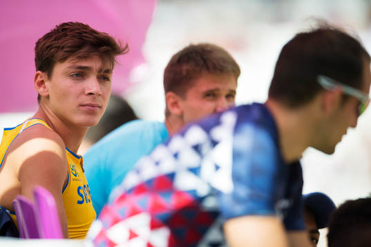 Sveriges Armand Duplantis i kvalet på stavhopp