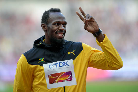 Jamaicas Usain Bolt gestikulerar vid prisutdelningen för