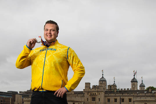 Sveriges diskuskastare Daniel Ståhl poserar med sin
